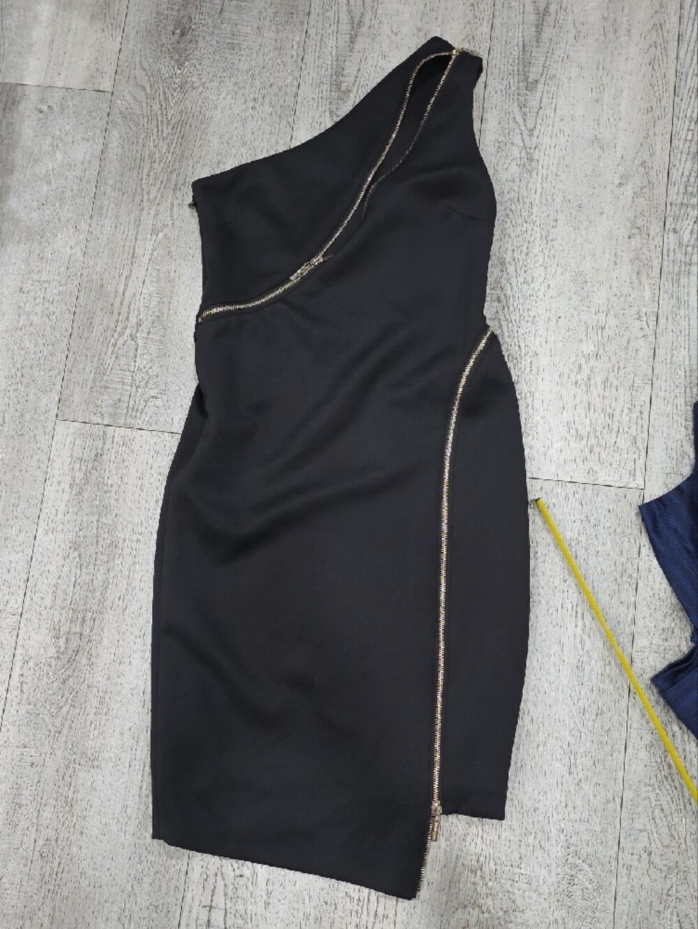 Black One-Shoulder Bodycon Dress with Gold Zipper Detail